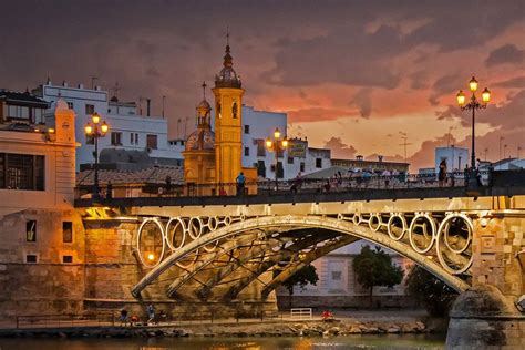 Puente de Triana'yı Keşfedin: Sevilla'nın İkonik Köprüsü Üzerinden Bir Yolculuk!