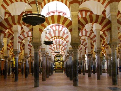 Mezquita-Cathedral: Bir Tarihi Yapının İki Dünyasının Buluştuğu Nokta!