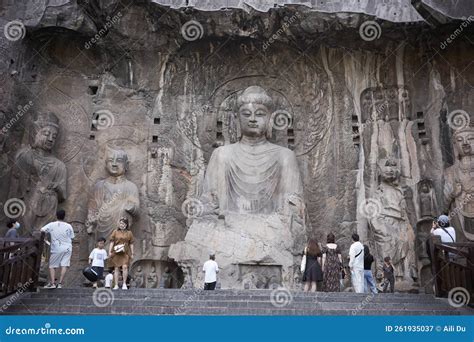 Longmen Grottoes Çin'in Tarihi ve Sanatsal Bir Şöleni!