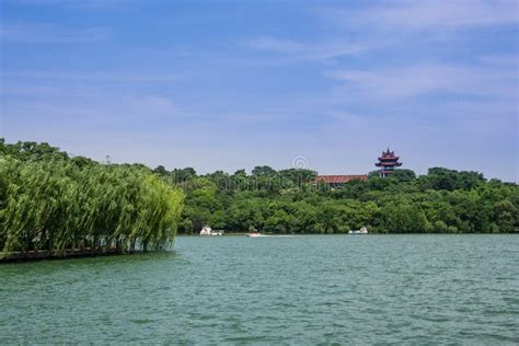  Tianmu Lake: Gökyüzüne Yansıyan Mavi Bir Deniz ve Mistik Tapınaklar!